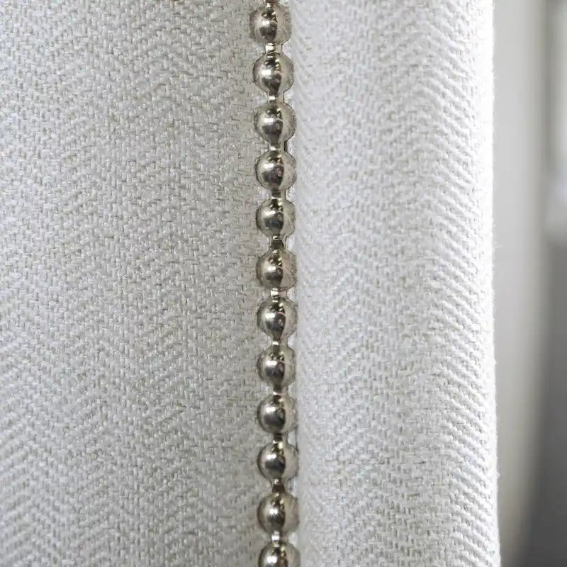 Canapé contemporain en chenille blanc cassé avec clous de tapissier